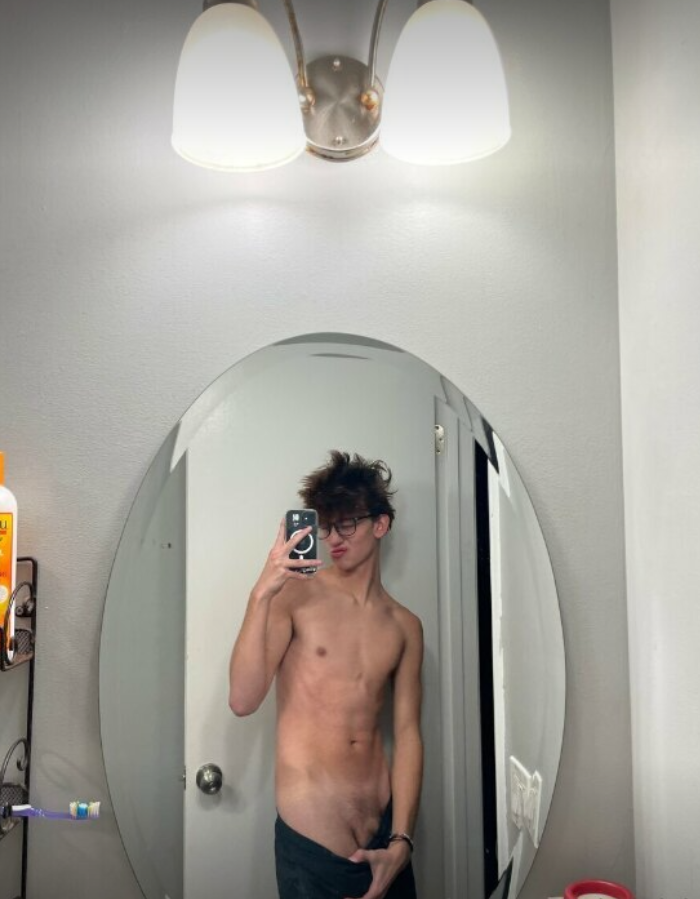 h_twink1's tweet photo. Rt if I look so sexy wearing a glasses https://t.co/4oPW2de0SX