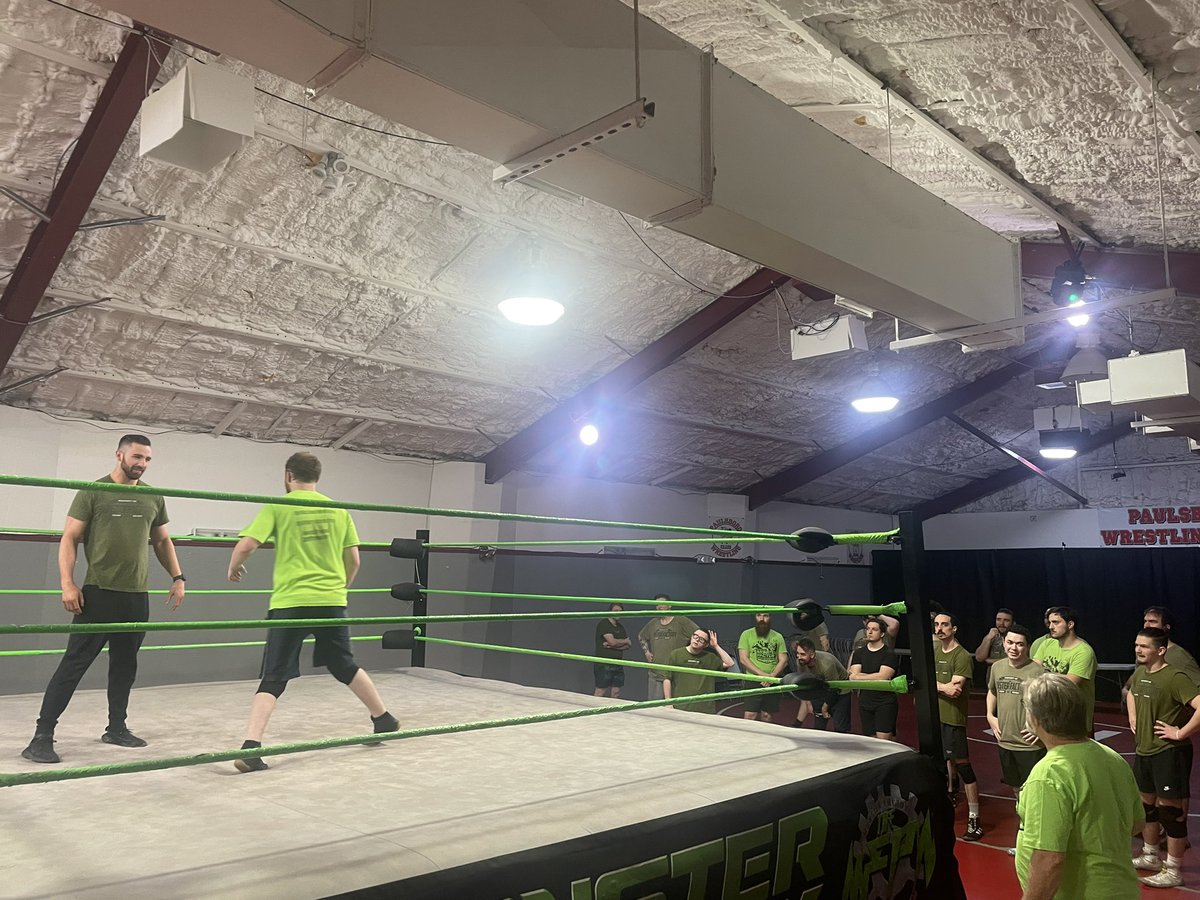 OPEN HOUSE!! Getting in some extra reps before the live @MATTHARDYBRAND Q&A / Seminar at 9pm @4MonsterFactory 
#MrFanSpastic #FightForYourDreams #RenaissanceMan #HeartAndSoul #GetShitDone