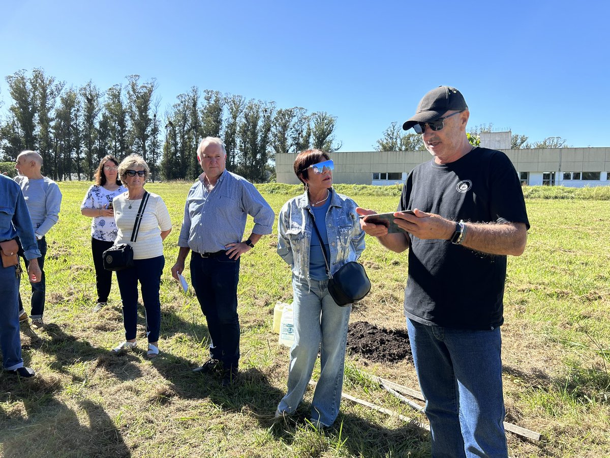 fcabalcarce's tweet photo. 📣Visita de la Generación 74 en la #FCABalcarce
👉Realizaron una recorrida por la EEA Balcarce y visitaron el nuevo edificio de la Facultad. Por último, hicieron entrega de una placa conmemorativa, con la cual formarán parte del Parque de las Generaciones. https://t.co/VM593IKBNY