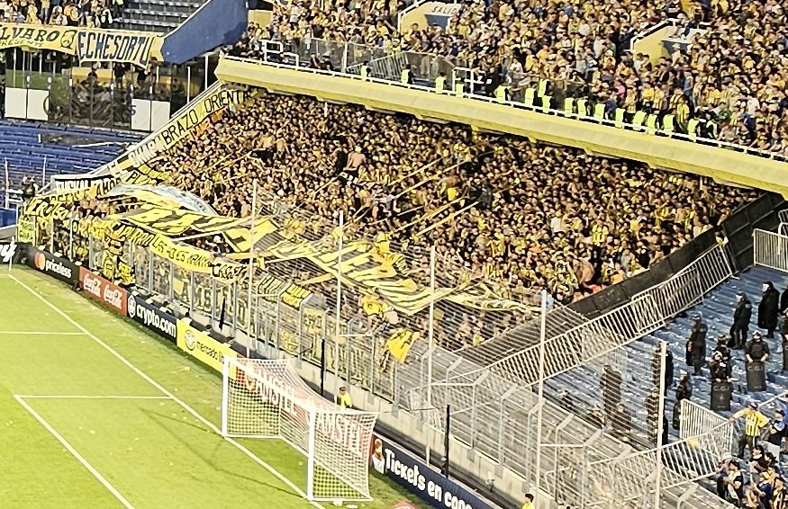 No pude grabar el momento pero tenían que ver la carita de los rosarinos cuando bajábamos de los ómnibus, la fiesta fue totalmente nuestra.

No podían creer lo que veían, una hinchada de verdad, fuimos locales, gracias a toda la gente que se bancó un montón en esta travesía!