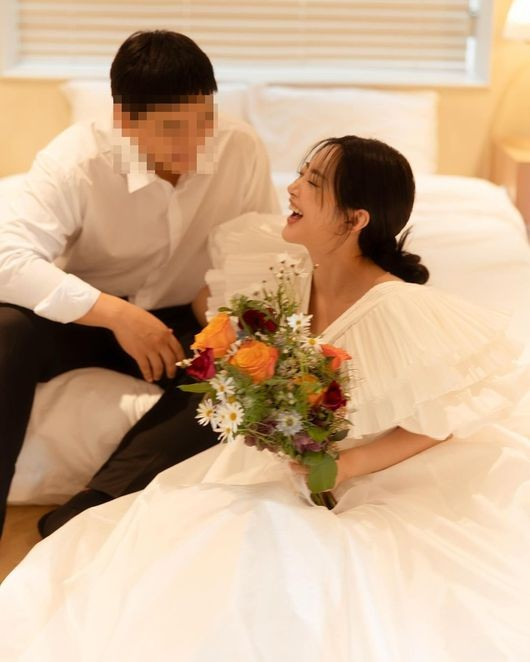 KDramaHandle's tweet photo. #TheTaleOfNokdu actress #AnSoJin (previously known as (#Hangarim) announced her marriage to a non-celebrity groom.
Former #DalShabet member #JoAhYoung and actress #LeeSeulAh congratulated her.
#한가림 #조선로코녹두전 https://t.co/wEtEn4JRQF