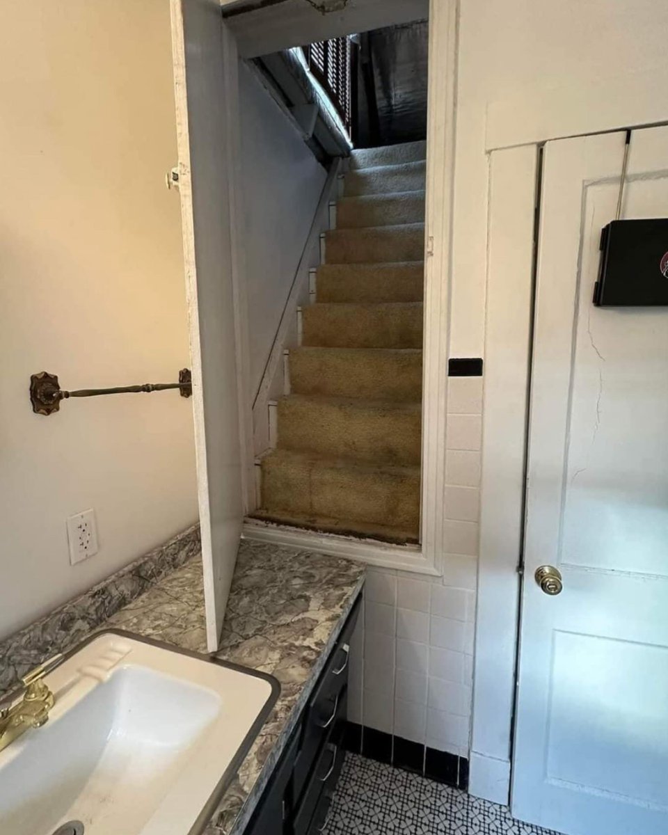 What were they trying to do here? And are the drawers also stairs?🧐 📸: IG/zombiehouses