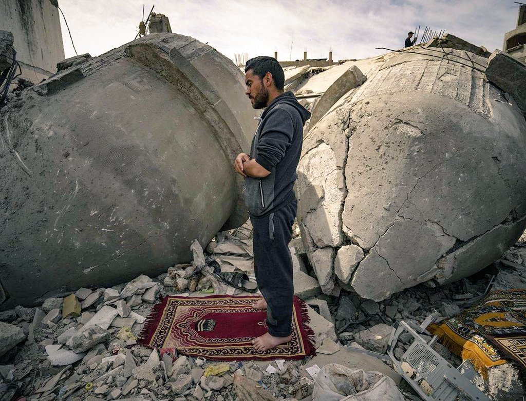 Abdullah b. Amr b. Âs’tan (ra) rivayet edildiğine göre o, şöyle demiştir:
   Resûlullah (sav) bana:
   “Ey Abdullah! Geceleri ibadet etmeyi alışkanlık hâline getirip de sonradan terk eden falan kimse gibi olma”, buyurdu.

(Buhârî, Teheccüd, 19; Müslim, Sıyâm, 185)