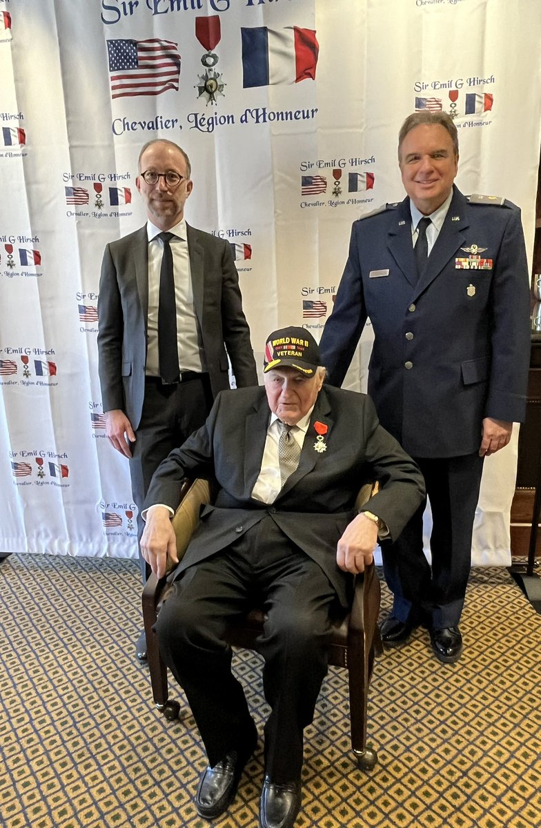 Today, #WWII Veteran Emil G. Hirsch, 98, of Northbrook #IL was awarded the French Legion of Honor medal by Consul Gen. Tagand. PFC Hirsch was part of Patton’s famous 95th Infantry Division “The Iron Men of Metz,” the liberators of Alsace-Lorraine. #FranceWillNeverForget 🇫🇷🇺🇸