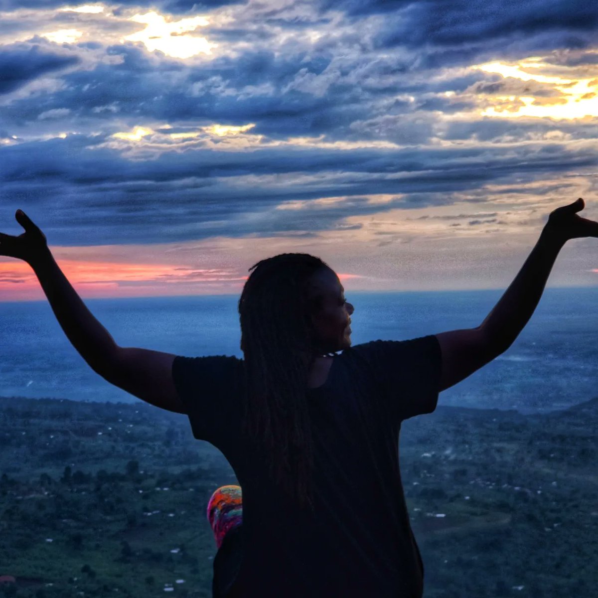 The best sunset moments captured from sipi falls While at sipi don't miss the beautiful view of the plains, waterfalls and the mount elgon view as you enjoy the sun setting below in the horizons #kingsviewpoint #sipifallsexplorers #0786997175 whatsapp number +256707940532