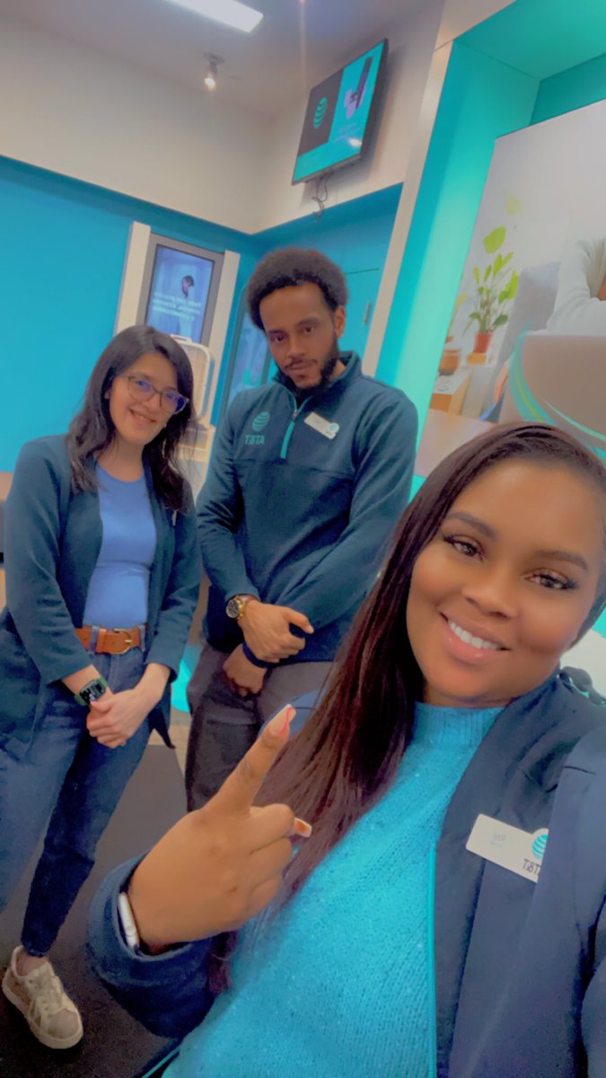 Diana showing new hire Greg the ropes with execution in Fiber ‼️ #JolietMall #TeamUndisputed🥊