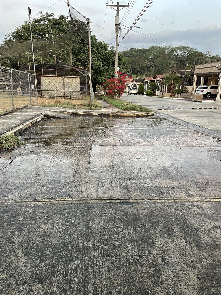KareliaXe's tweet photo. @IDAANinforma @BrisasdelGolf @vecinosdebrisas fuga de agua en el parque de sóftbol de mesetas https://t.co/a0SWRHgRgc