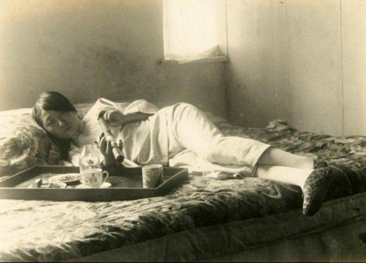 136Division's tweet image. ＃Oldphoto
A young woman smoking opium in the opium dens, ROC era, 1920s.
#SimpleFact
From the end of late Qing to 1949, China was always a country flooded with drugs, farmers were forced grow opium than food by warlords, in many areas, opium abuse rate reaches 30% ~ 40% at peak.