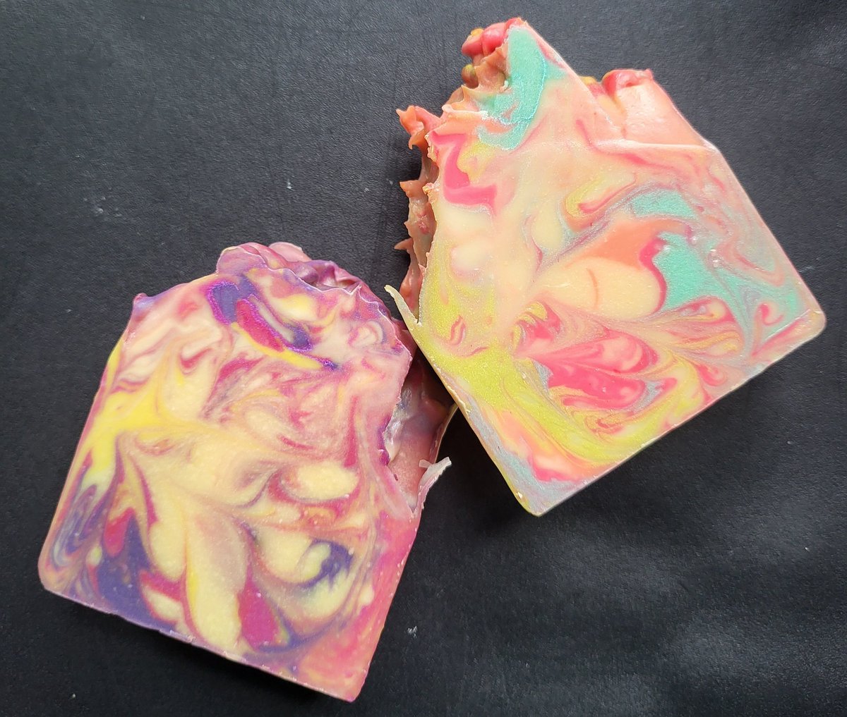 meso_que's tweet photo. Made these Raspberry Lemonade &amp; Cucumber Melon goat milk soaps yesterday!

Ready in 4-6 weeks. Going to hold onto the Sparkling Grapefruit goat milk soap and release them all at once. 

#thefirstladysoapco #handcraftedsoap #goatmilksoap #handmadesoap #luxurysoap https://t.co/59EVLkxC51