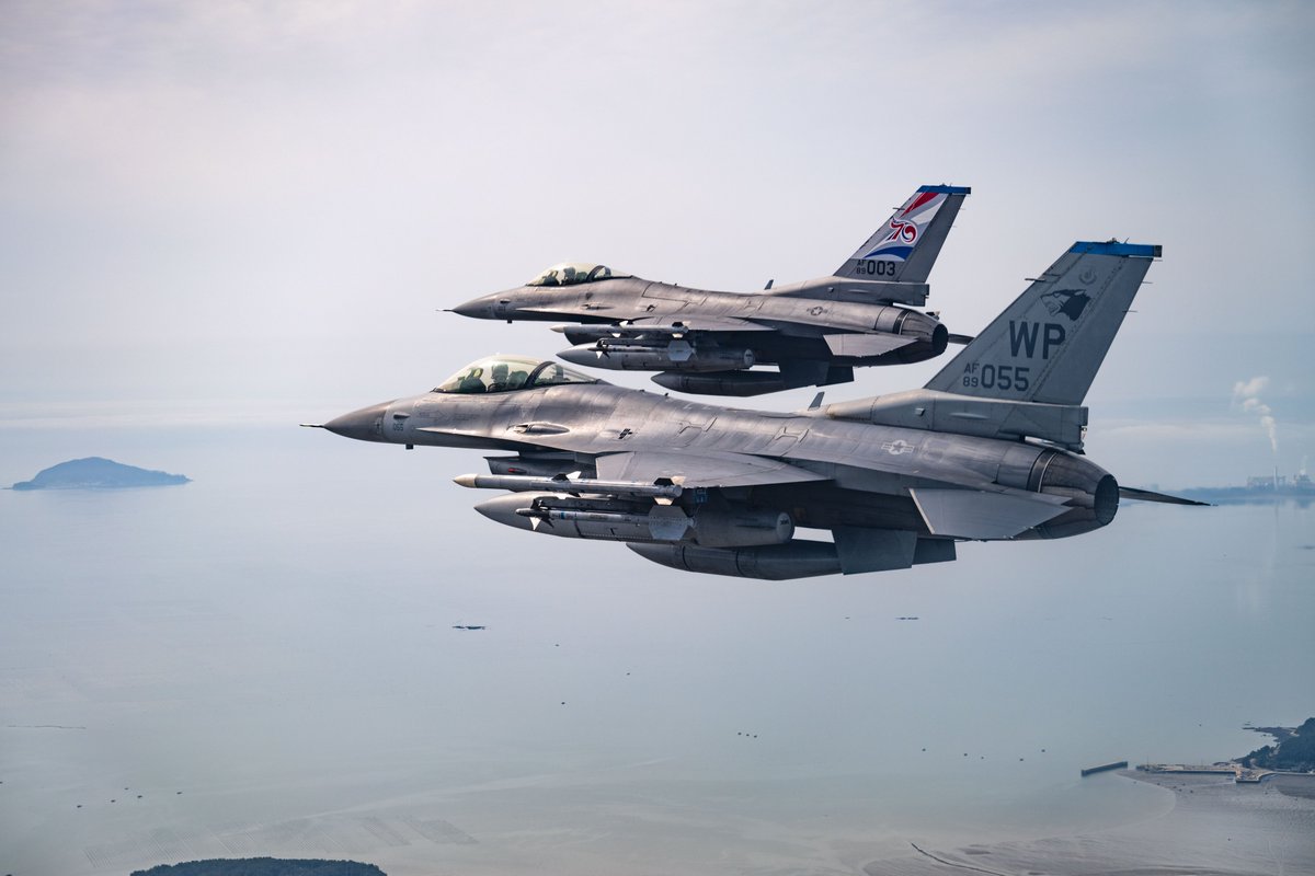 Two @PACAF aircraft conduct routine flight operations, strengthening capabilities of forward-deployed forces to support our ironclad #Alliance with 🇰🇷 and provide aerial support to #FriendsPartnersAllies in the #FreeAndOpenIndoPacific. 📍 #SouthKorea 📸 SrA Karla Parra