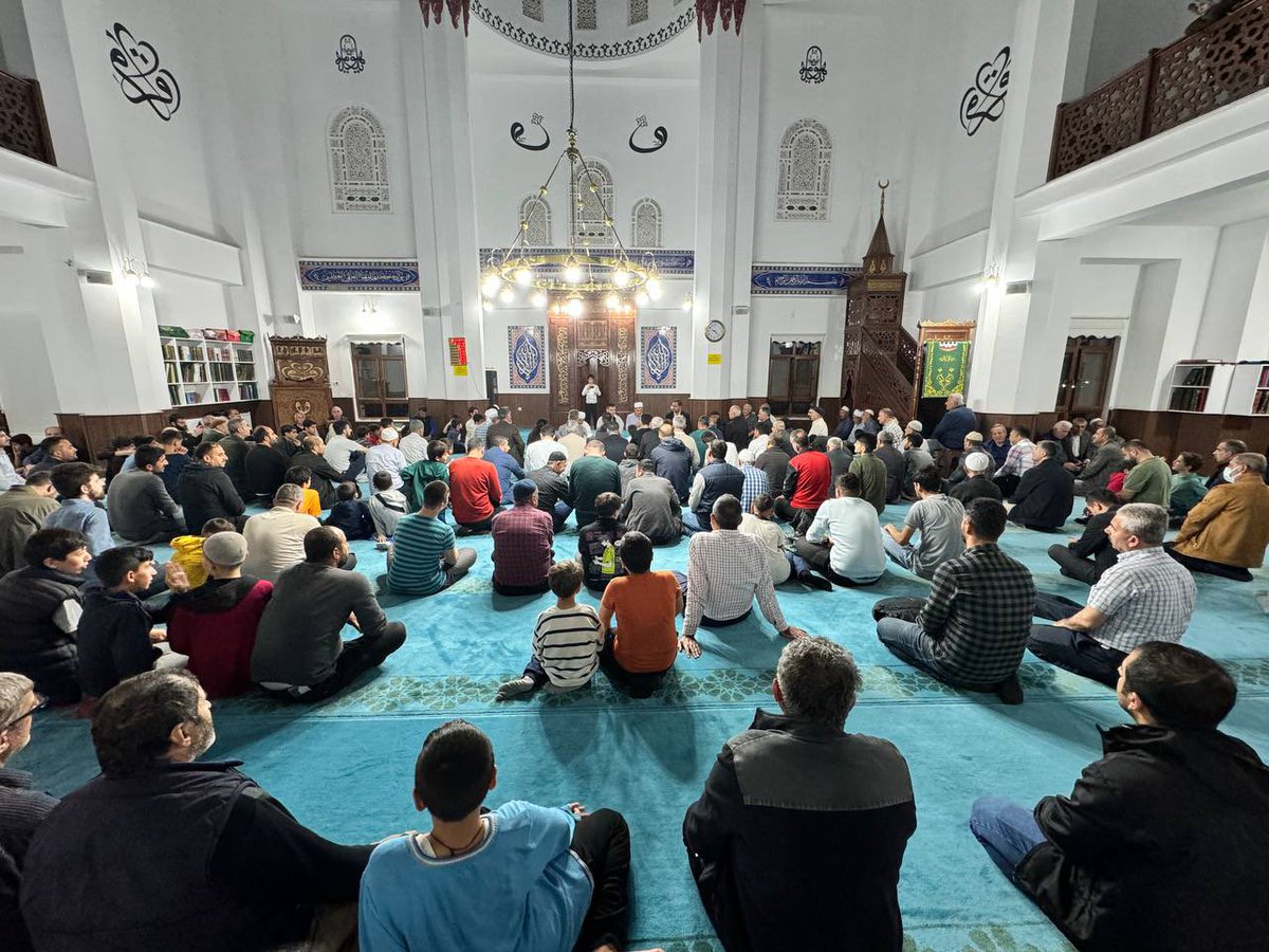 Bu gece, kadir bilme gecesidir. Bu gece, bize verilen ve verilmeyen her nimetin kıymetini takdir etmenin gecesidir. Bize bunca nimeti veren, bu nimetlerle bizi halkımıza hizmetkar kılan Rabb'imize şükretmenin gecesidir. Kadir gecemiz mübarek olsun. Dualarınızda bizi de…