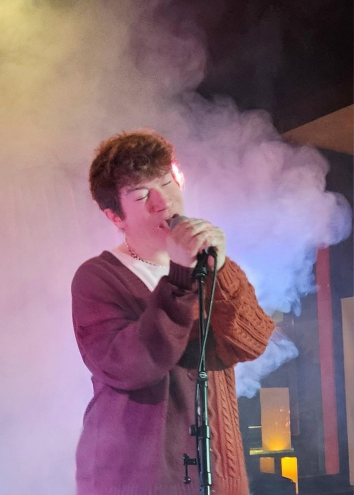 Big thanks to everyone who came down to @TheGunnersPub on Thursday, was an absolute pleasure! Love to @PaperAnthemBand & Speedial for their musical excellence too! I admit that the smoke machine totally made me think my laptop had cooked when it went off first though x