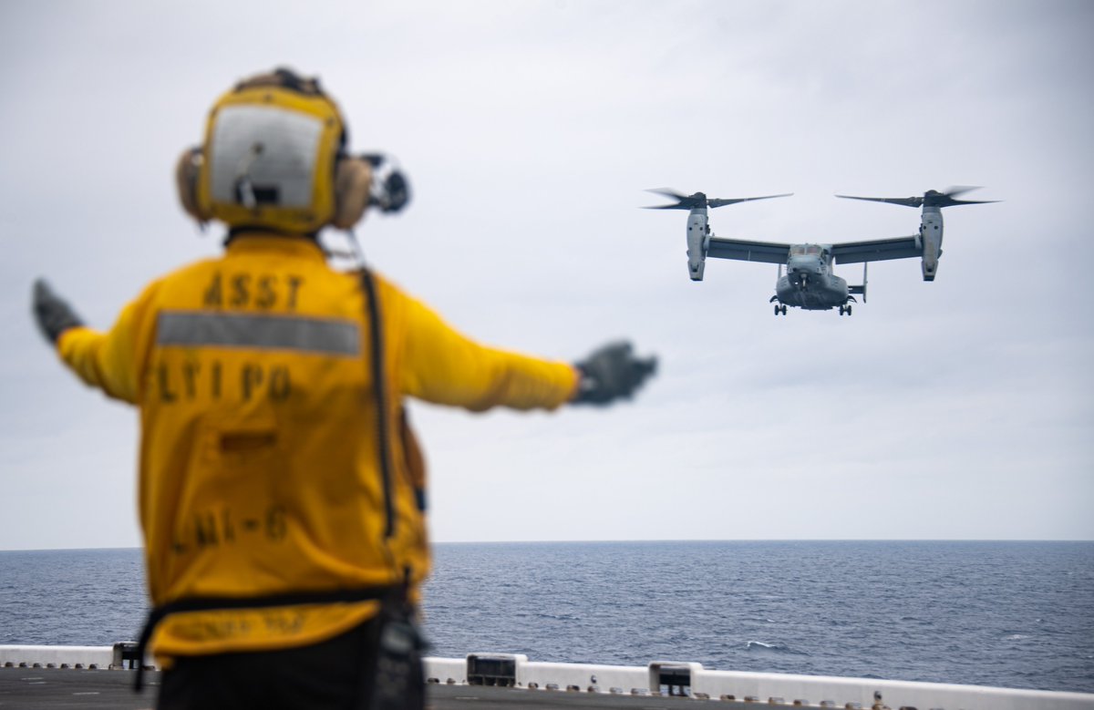 .@PacificMarines aircraft conduct flight operations aboard #USSAmerica, demonstrating #JointForce capabilities of @USPacificFleet assets in @US7thFleet supporting #FriendsPartnersAllies in the #FreeAndOpenIndoPacific.

📍 #PhilippineSea

📸 MC2 Cole Pursley