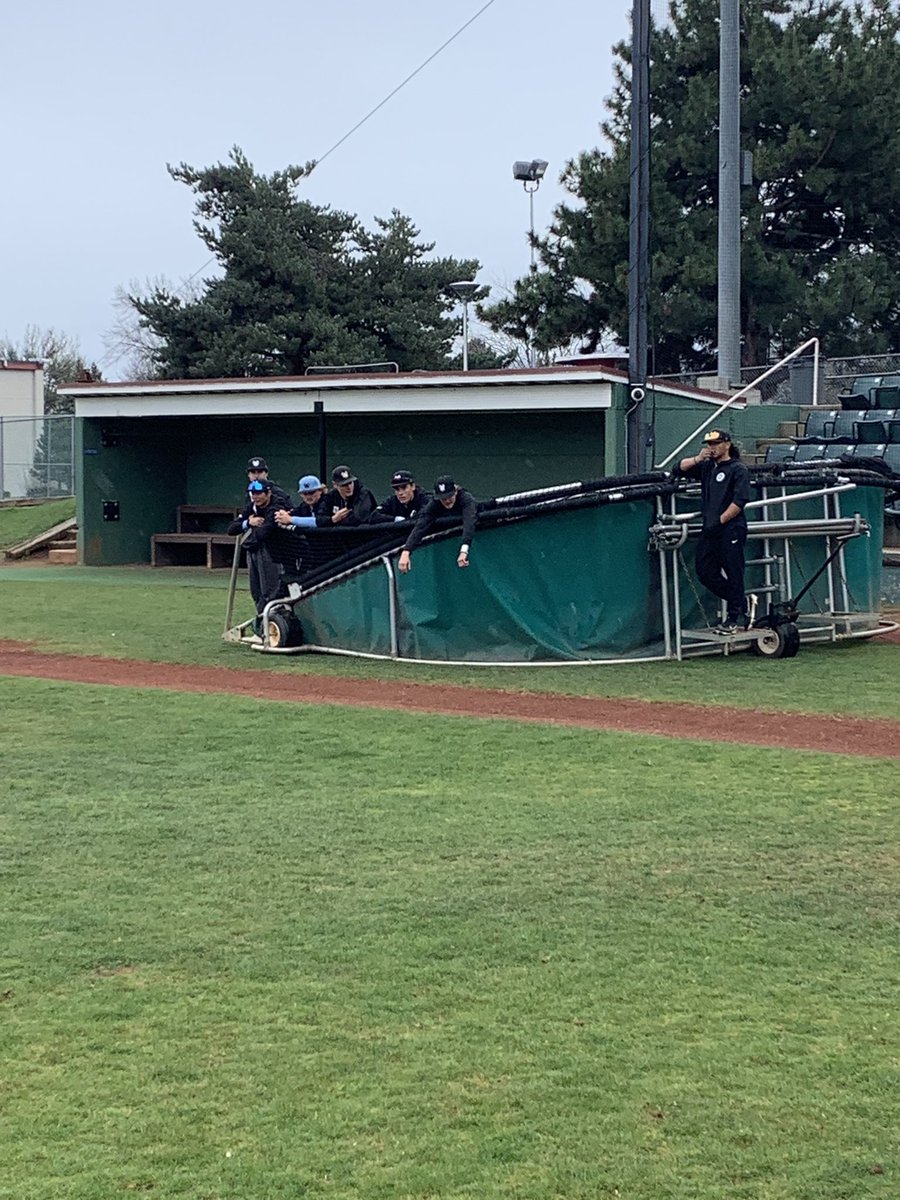 Hitters hit. 
Our Outfield University waiting patiently for pfp to end so they can swing it! #SharpenTheSword