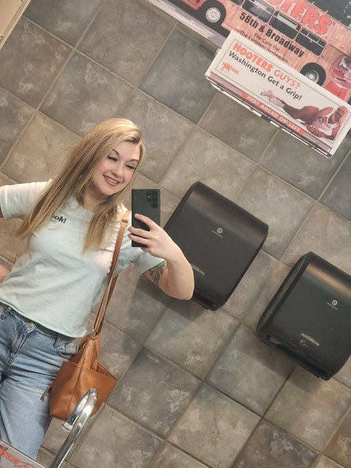 I'm at Hooters and only had one Hurricane and already feel buzzed. Oh no. https://t.co/C6g7RTnNRT<a href="/tag/realloyalfans"class="tags"><span>#realloyalfans</span></a>