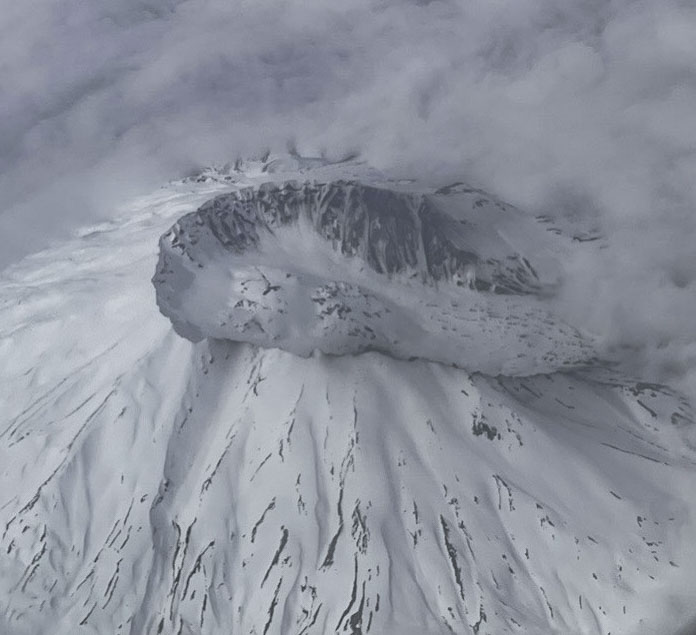 Cascade Range volcanoes at normal background levels of activity this week: ow.ly/U6px50R9Ko5. Small earthquakes detected at Mount Baker, Mount St. Helens. Close-cropped image shows 1980-86 & 2004-08 lava domes within crater of #MountStHelens (courtesy of Saisha Brody, WWU).