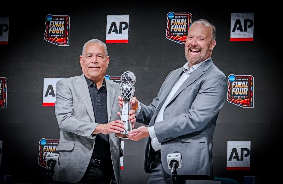 Ladies and Gentlemen... Your 2024 @AP_Top25 Coach of the Year... @CoachSampsonUH Congrats, Coach! #ForTheCity x #GoCoogs