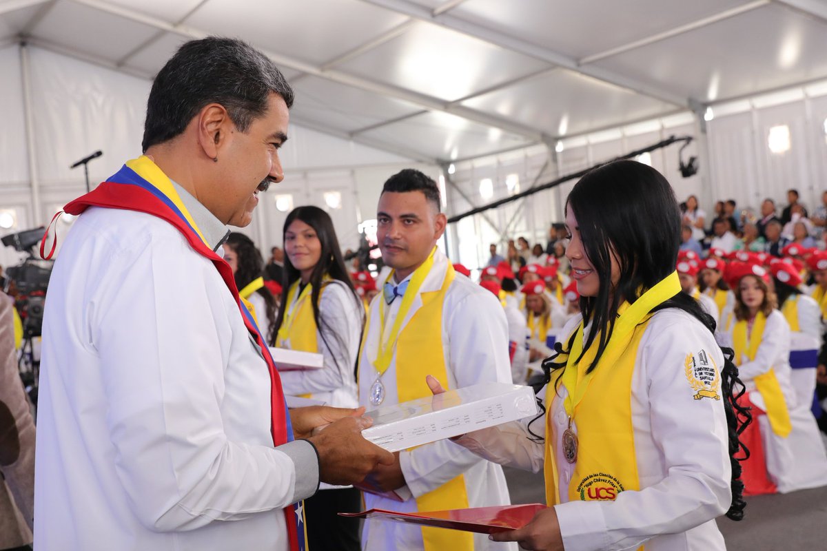 Los nuevos Médicos y Médicas Integrales Comunitarios que hoy #5Abr se gradúan, comenzaron a estudiar en el 2017, un año marcado por las guarimbas y de cómo los apellidos quisieron llenar de violencia el país. Pero nos plantamos y no nos acobardamos, con la Constitución en la mano…