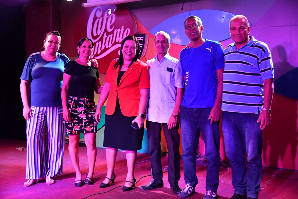 MayraArevich's tweet image. La celebración del 4 de abril fue propicia para reconocer al colectivo de @MINCOMCuba por los resultados de #Informática2024 y despedir a los compañeros Mario Pérez y Sol Miguel Cuevas, quienes pasan a otras misiones y a la jubilación respectivamente. #HonrarHonra