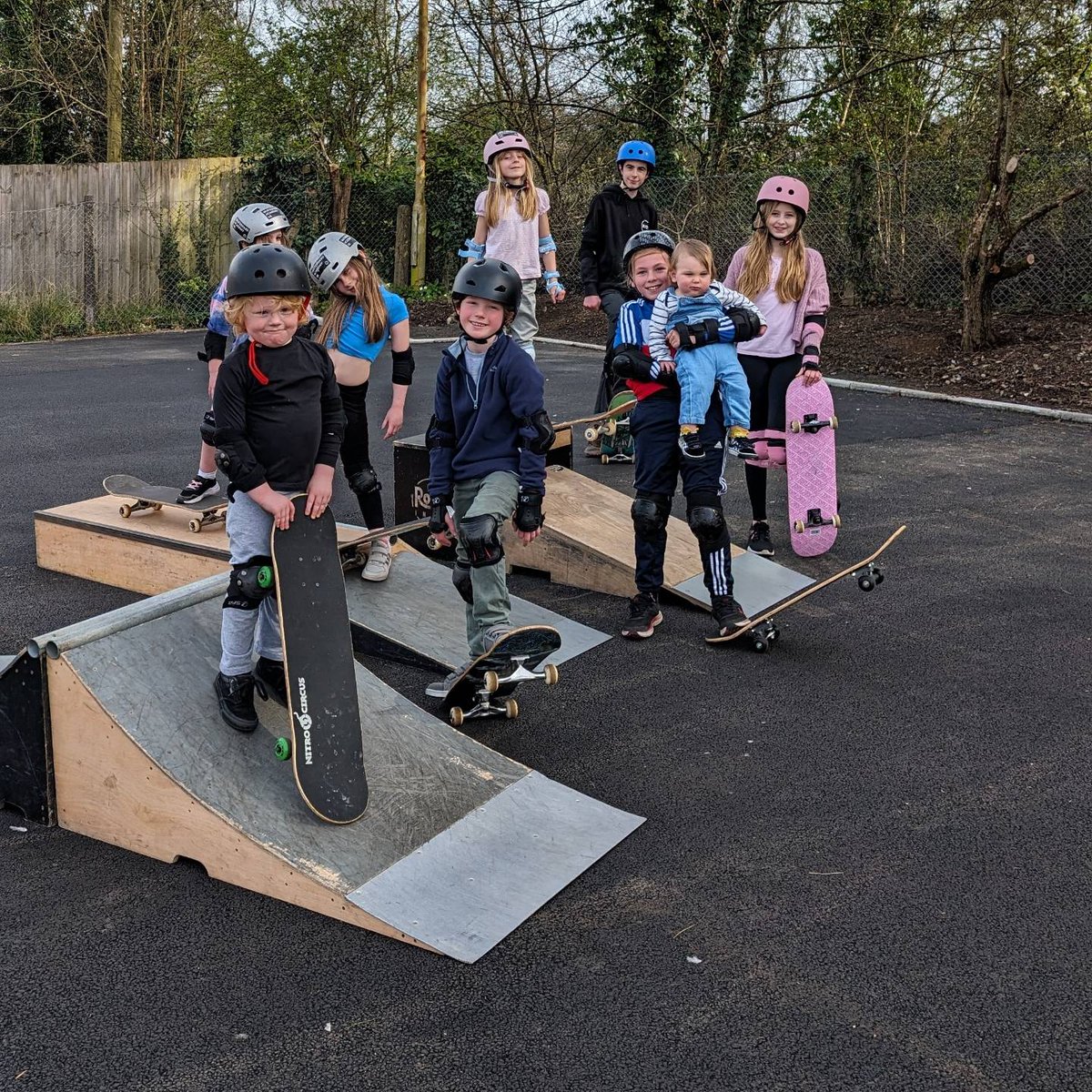 🙌COMMUNITY COUNCIL SESSIONS - Let your local community councillors know about our mobile skateboarding workshops service. Great for half terms to activate local residents! Photos from recent sessions held in Bedwas and Caerphilly on behalf of their community councils 🙏❤️