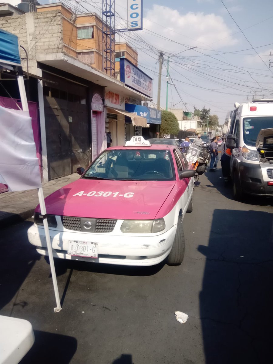 CI_CDMX's tweet photo. #EstaTarde || Al menos cinco personas resultaron lesionadas, luego de que un conductor de taxi se impactará contra un puesto de comida.
Ocurrió en Privada #Germanio y #Plutonio, colonia #SanJuanCerro, @Alc_Iztapalapa.
Presuntamente el conductor se sintió mal, refiriendo que se le nubló la vista.
Los Servicios de Emergencia laboraron en el lugar.
