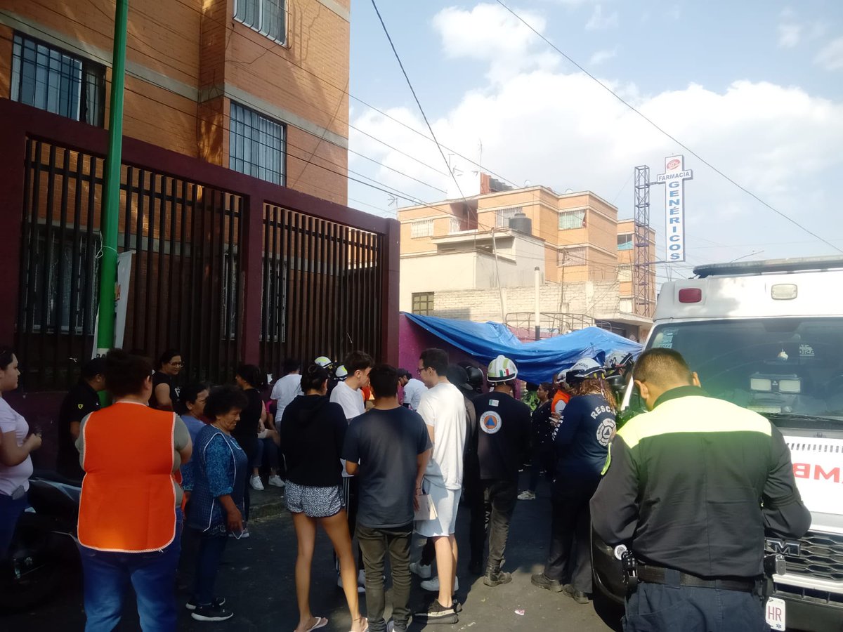 CI_CDMX's tweet photo. #EstaTarde || Al menos cinco personas resultaron lesionadas, luego de que un conductor de taxi se impactará contra un puesto de comida.
Ocurrió en Privada #Germanio y #Plutonio, colonia #SanJuanCerro, @Alc_Iztapalapa.
Presuntamente el conductor se sintió mal, refiriendo que se le nubló la vista.
Los Servicios de Emergencia laboraron en el lugar.