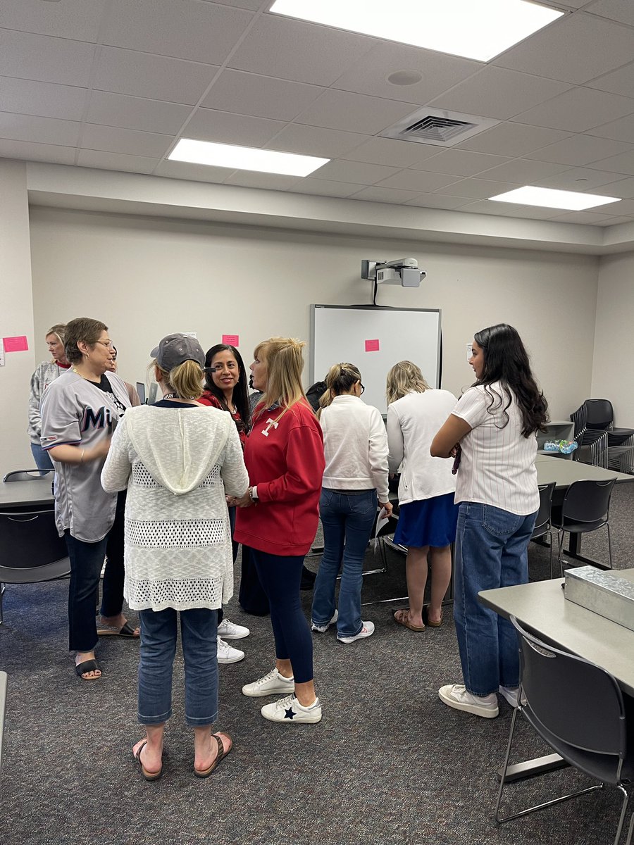 loboestep's tweet photo. EB specialists teaching Marzano’s Strategies using a escape room, Multilingual Style. #destinationExcellence https://t.co/3UHdMK1uSJ