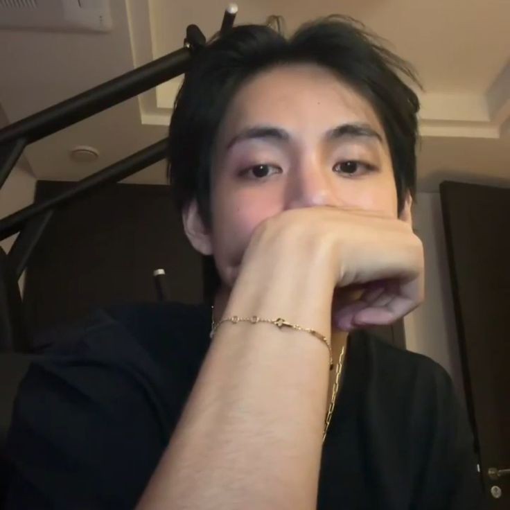 un #kooktaeau donde jk y tae son streamers muy famosos que a los ojos de la gente jamás se conocerían, pero una foto accidental podria cambiar todo...