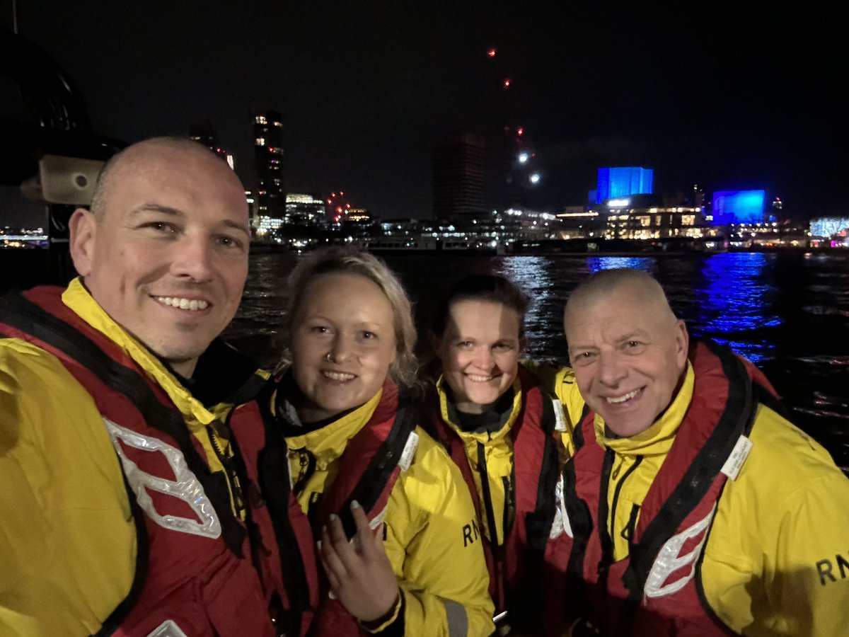 Night 3 and once again I’m blessed with an awesome crew. Joining me tonight is @W_Jarvis130, @AndyFitzgerald7 & Jenny B. We have had a great exercise with our friends @ChiswickRNLI and home for food and a blether. #TimeForACuppa and maybe a wee bit of cheese cake 😇