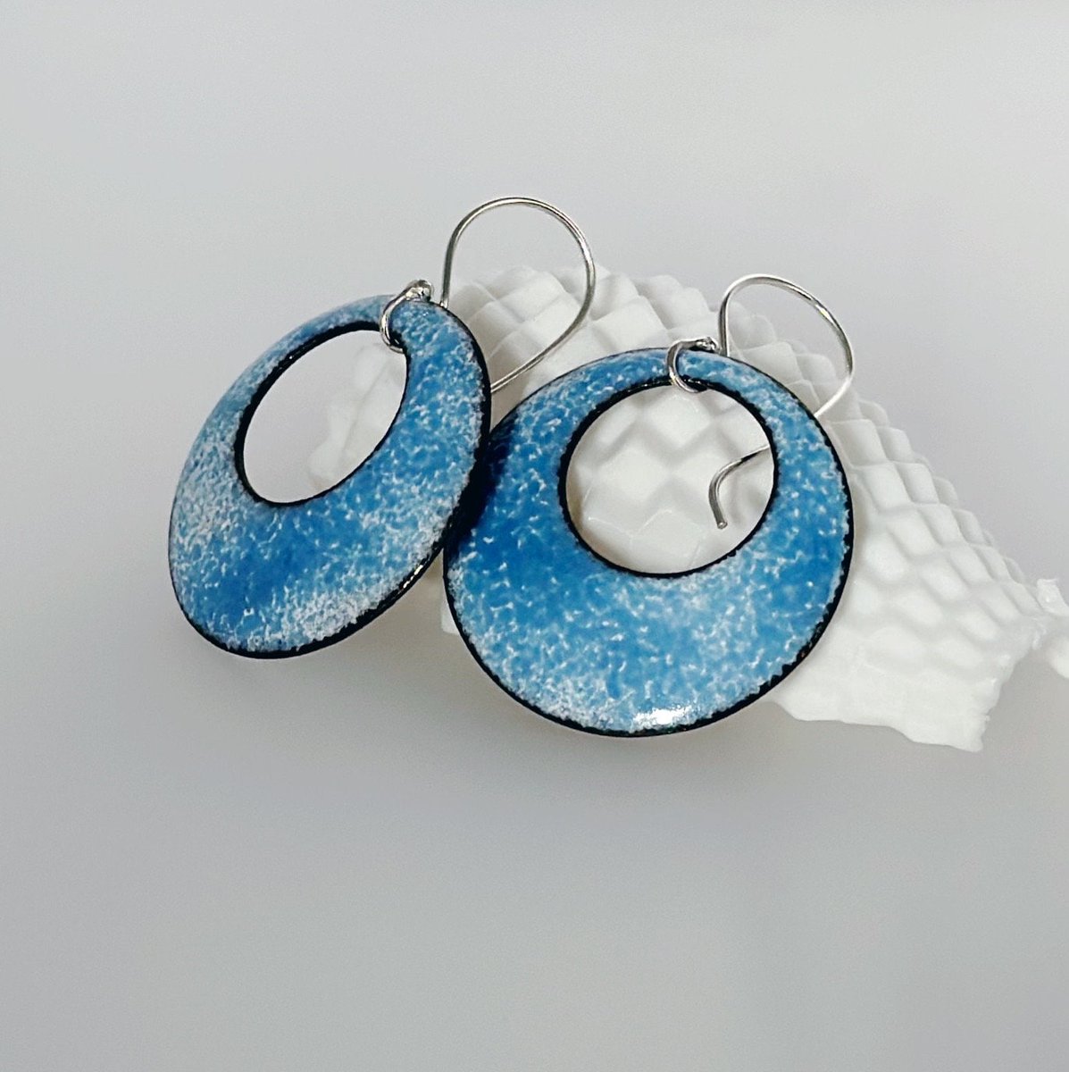MaisyPlum2's tweet image. Blue Circle Statement Earrings - Copper and Blue Enamel Drop Earrings tuppu.net/9fabbdd7 #ShopIndie #UKCraftersHour #CircleEarrings