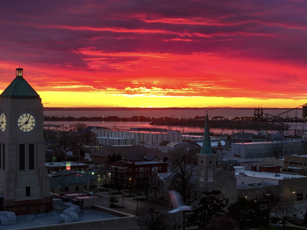 The sun sure put on a show for the first night of Eclipse weekend. 🌅