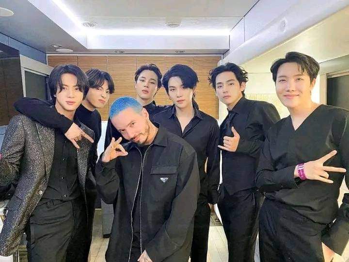 veuligan's tweet photo. Solo verdaderxs armys saben si esta foto es editada o no https://t.co/8dEyopszpI