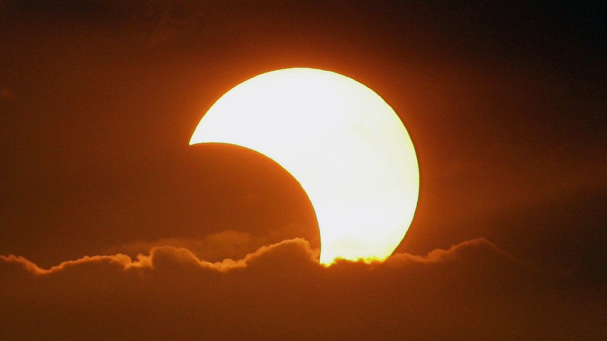 And yet a partial eclipse is amazingly cool, too! If you get a partial eclipse, revel in it it -- look up at the skies (with protection) and realize you are watching the clockwork of the sky at play! 3/n