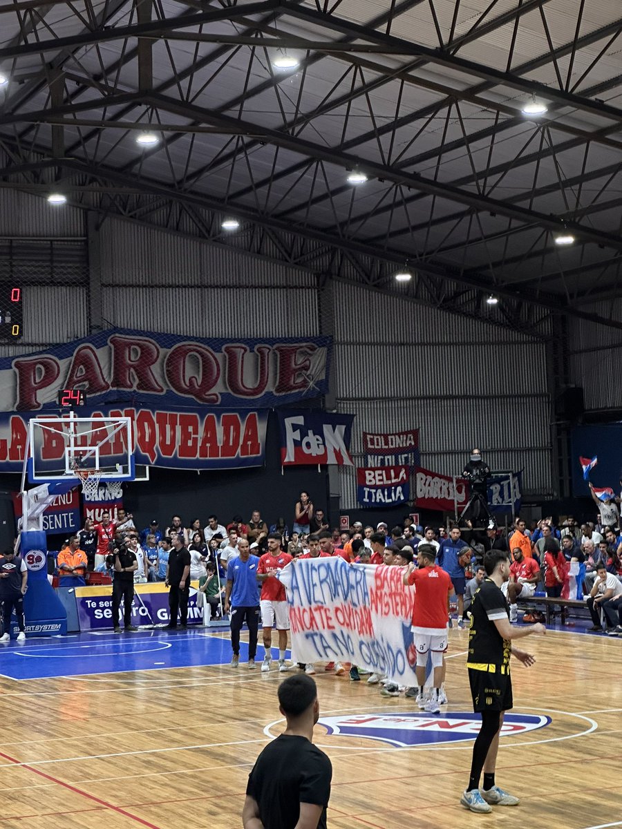 “La verdadera Barra Ámsterdam no te olvidará Tano querido”

Bandera en alusión al fallecimiento del “Tano” Ítalo Felicini, ex directivo de Nacional y gran hincha del club.