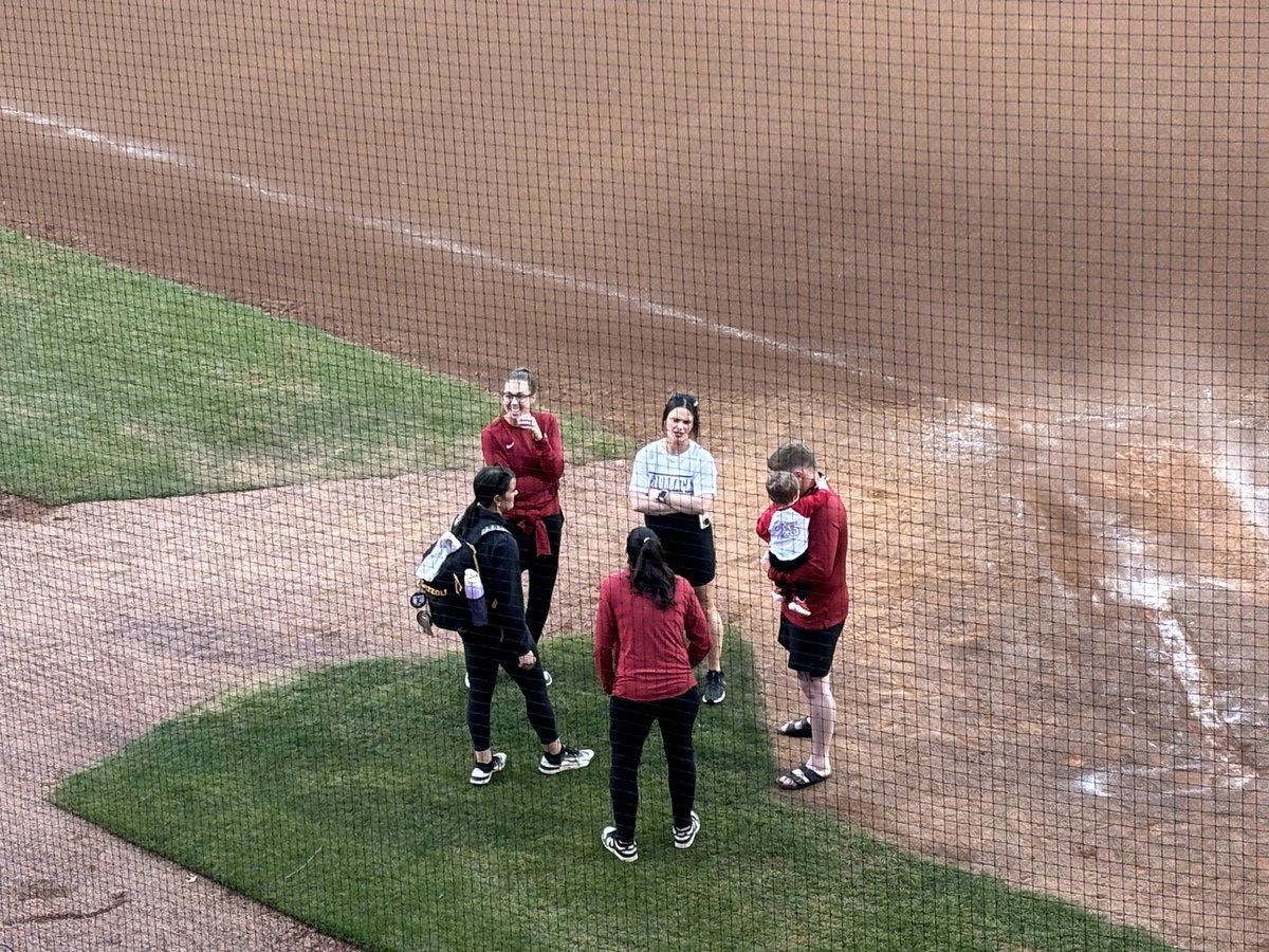 Three Razorback softball legends (Mary Haff, Danielle Gibson, Braxton Burnside) chatting it up with Courtney Deifel following No. 19 Arkansas’ 5-2 victory over No. 11 Mizzou.