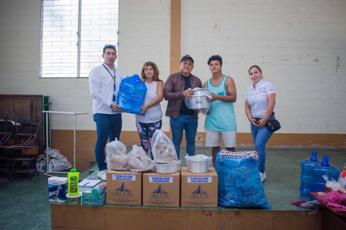 GobernacionSV's tweet photo. #GobernadoresEnAcción Nuestro Gobernador de San Vicente, @JS_Palacios junto con el Subdirector de Albergues, @DennyChicasSV, la Comisión Departamental de @PROCIVILSV y personal de @ViviendaSV, realizaron entrega de ayuda humanitaria a una familia tras incendio en su vivienda. https://t.co/wcb43WmaDp