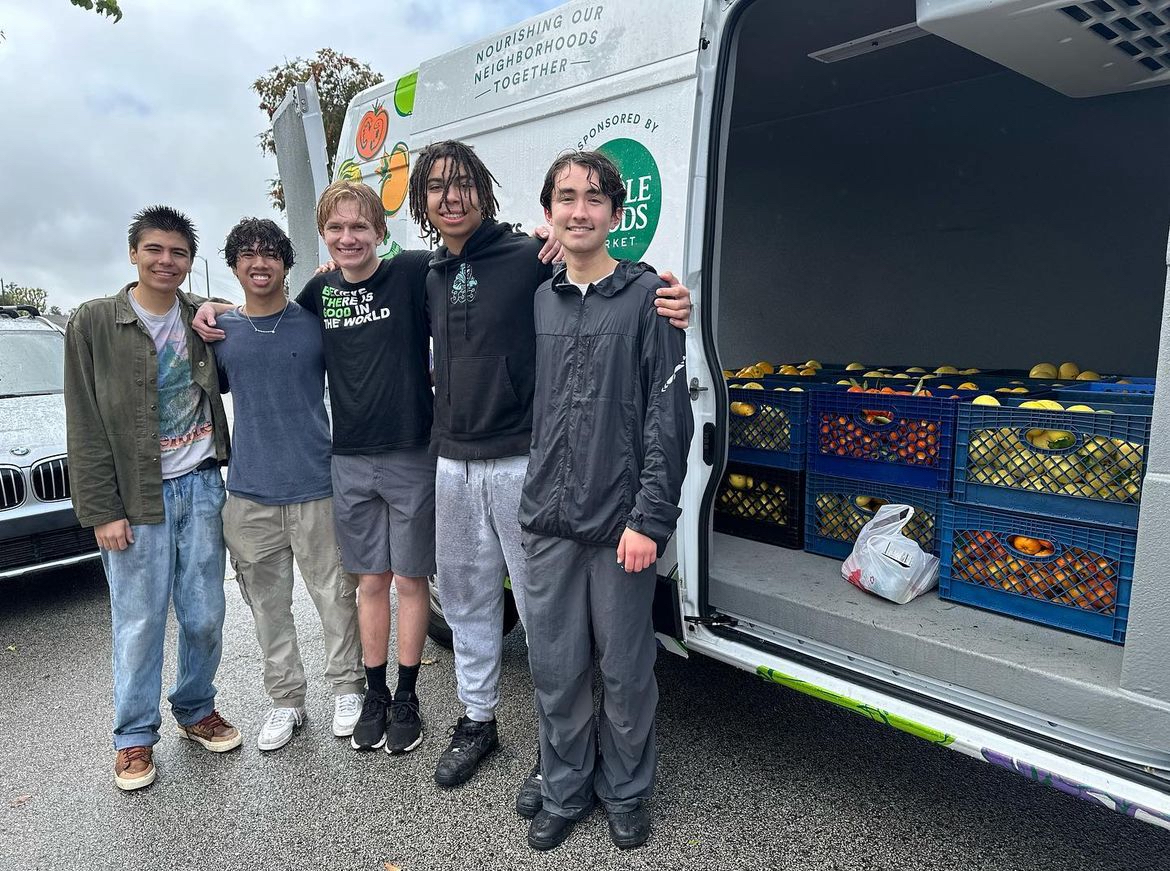 Thanks to the students from the Los Alamitos High School Kindness Club for helping us rescue 1,440 lbs of fruit from a home in Lakewood through our Backyard Harvest food rescue program. #FoodFinders #FoodRescueHeroes #BackyardHarvest #FoodRescueProgram #LAHSKindnessClub