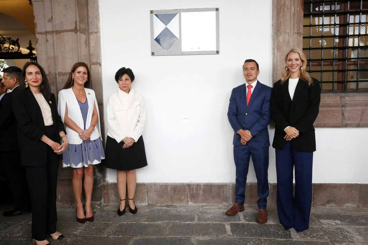 Esta tarde, el presidente de la República del Ecuador, Daniel Noboa Azín, @DanielNoboaOk, develó el emblema del Escudo Azul en el Palacio de Gobierno. @Presidencia_Ec @INPCEcuador @CancilleriaEc