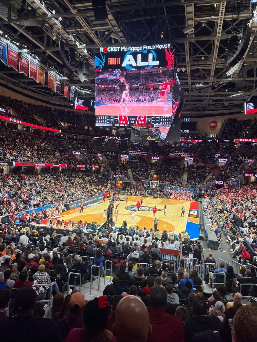 Here for the SHOW! 🍿 Women’s Basketball 📈 #WFinalFour