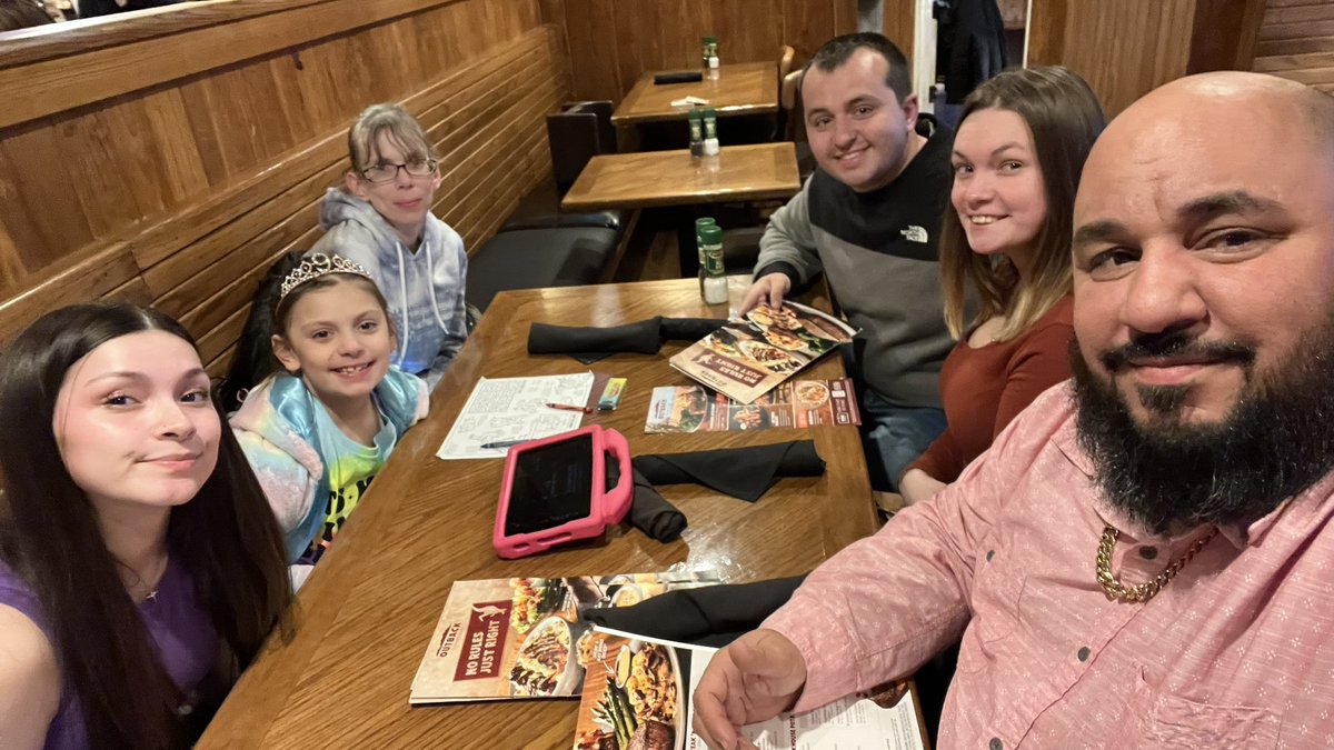 bigdaddyrincon's tweet image. The lil’ one turned 9 today. Birthday dinner at @Outback with the whole family. She’s a huge @taylorswift13 fan and told me the #jeep had to have pink headlights tonight.  @KovandaKadin @KristinRincon5  #Family #Birthday #FridayFun