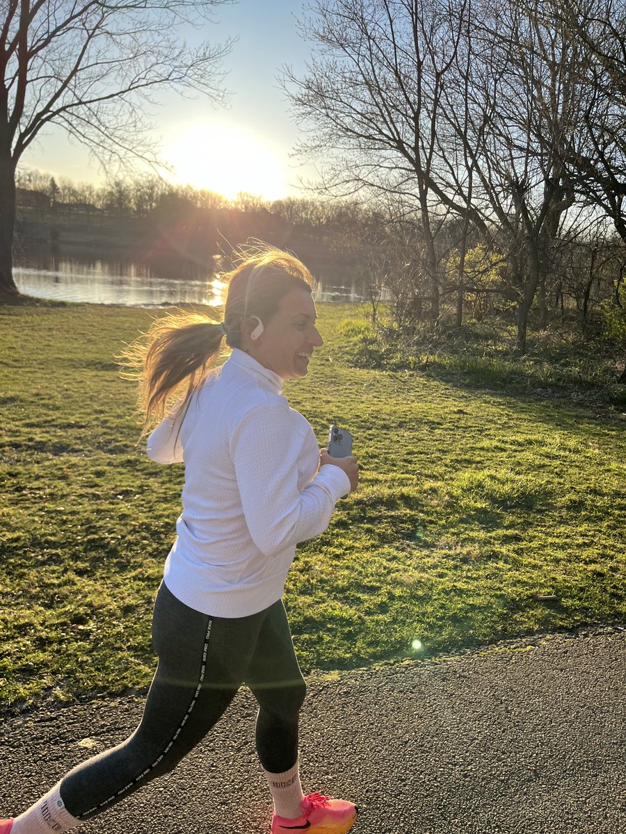 And after way too many long days of clouds and rain, the sun came back to shine today in Chicago. Hoping for a future filled with bright skies, joy, authenticity and freedom ☀️🏃‍♀️