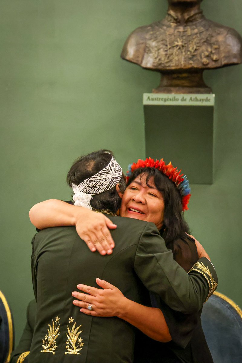Imortal! Ailton Krenak toma posse na Academia Brasileira de Letras. O ambientalista, escritor e filósofo é o primeiro indígena a ocupar uma cadeira no instituto literário, em mais um momento histórico de representação dos povos indígenas na cultura e na literatura brasileira. 🏹
