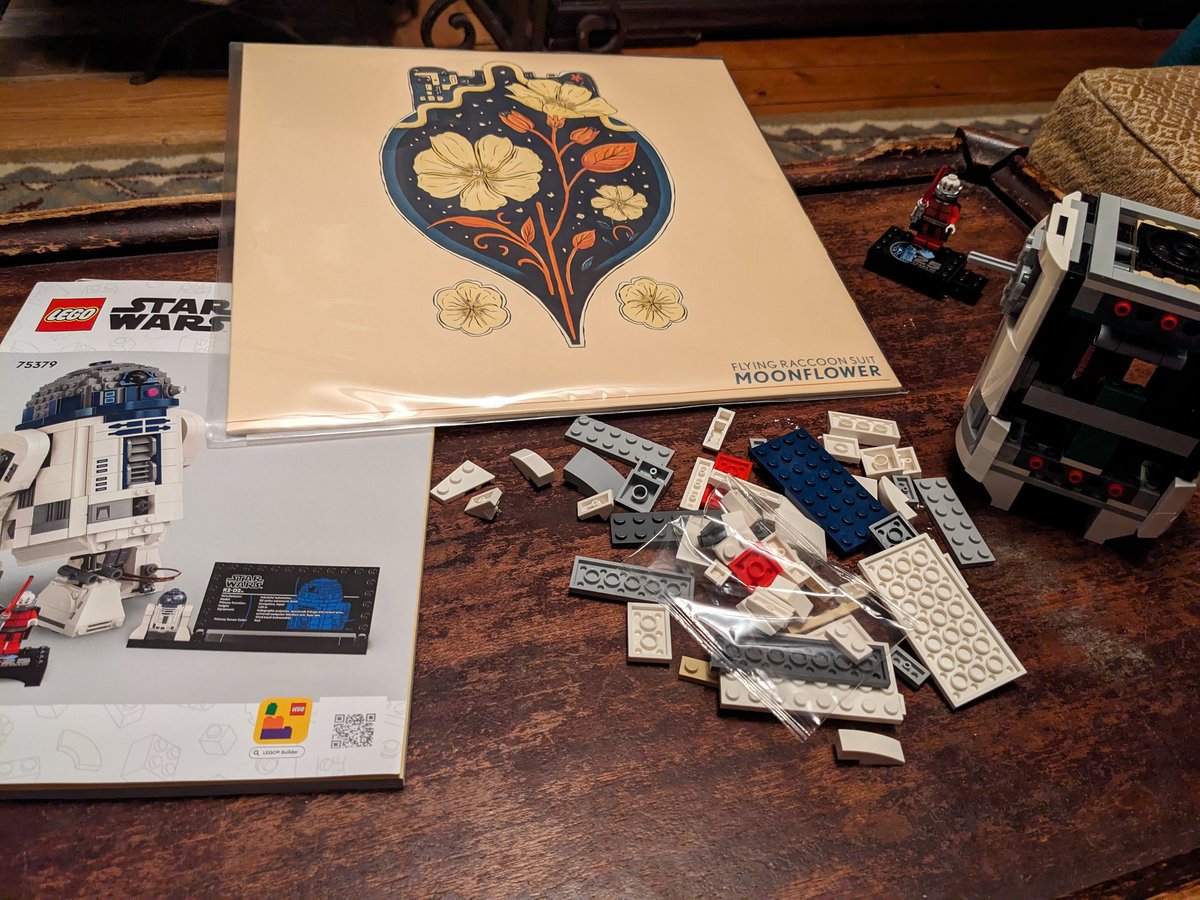 A very enjoyable Friday night*: Listening to @FRStheBAND while building a @LEGO_Group #R2D2 *10/10 - highly recommend