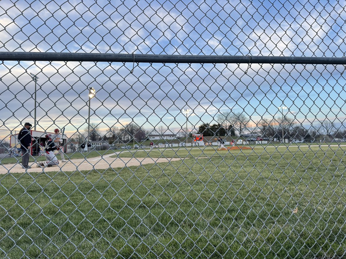 A bit chilly with the wind and disappearing sun - but always worth it to watch some ⚾️. @AtchisonPublic @atchison_high @doc_nuge #WeAre409