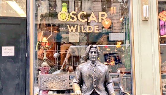 @IdeasEscritores Un Grande en la literatura y dramaturgia, Oscar Wilde, 'Un marido Ideal' ' Salomé' y más, lo admiro tanto que varias veces voy con amigas y amigos al Hermoso y Delicioso Restaurante Oscar Wilde, en la Calle 27, Manhattan, New York City 🤗💞🗽 👍😋