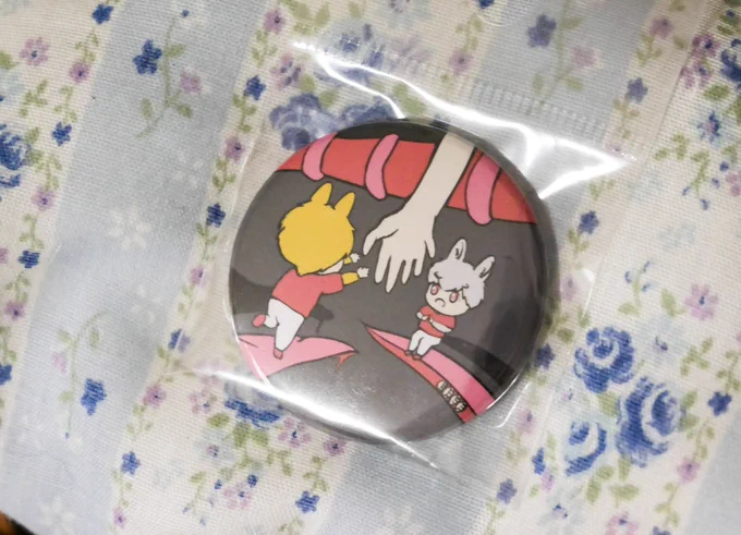 つんさん  からプレゼント企画で頂きましたー!アートな世界観が素敵な缶バッジと可愛いうーちゃん、うーくんのポストカードです缶バッジはギルさんにも持ってもらいました〜!*.(๓'͈ ˘ `͈๓).*つんさん素敵なプレゼントをありがとうございます 