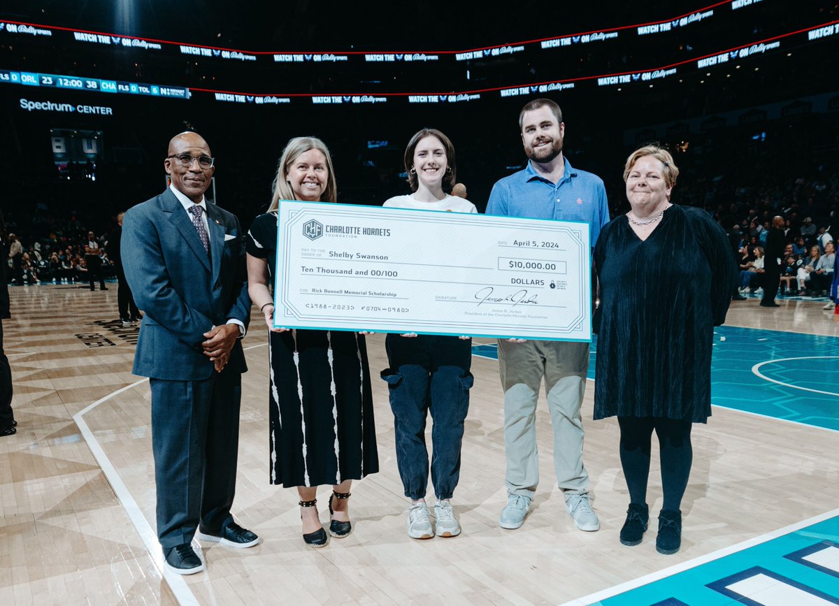 Excited to see fellow Tar Heel Shelby Swanson receive the Rick Bonnell Memorial Scholarship - awarded through The Charlotte Hornets Foundation, in honor of the late award-winning sportswriter. Swanson currently serves as sports editor for student newspaper, The Daily Tar Heel.