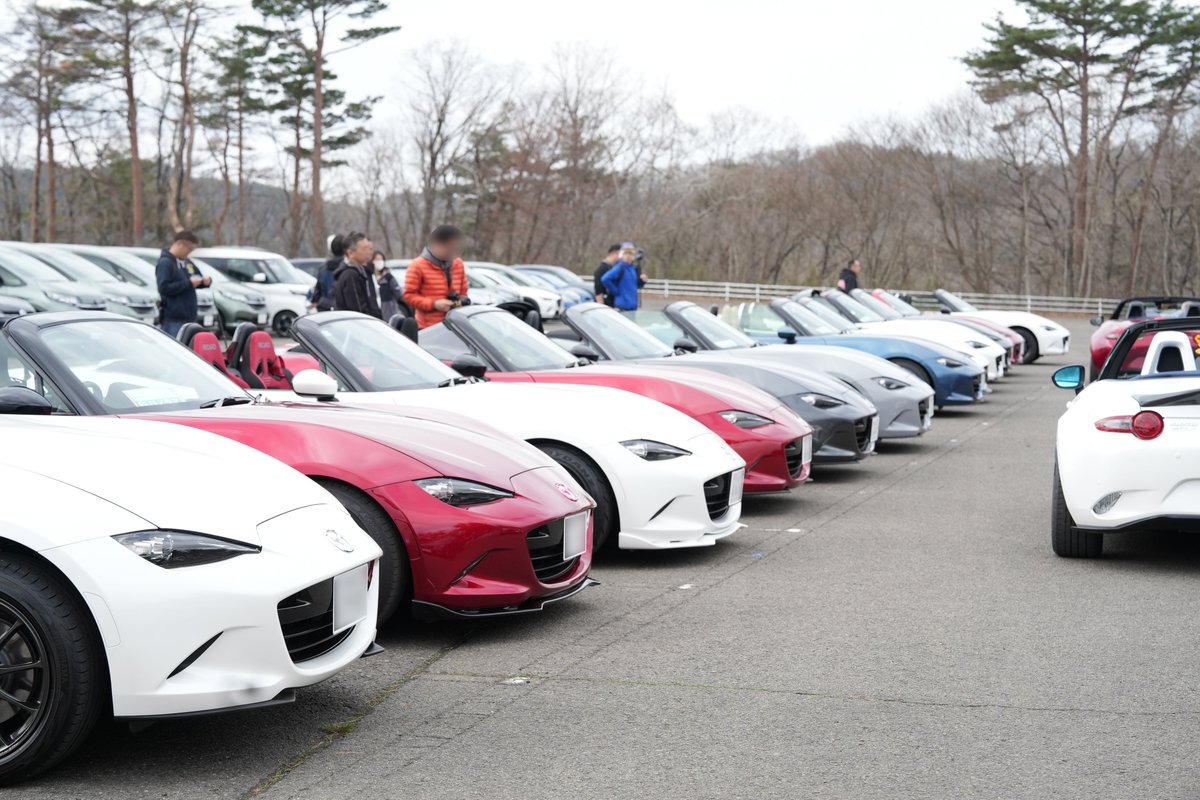 🏁MAZDA FAN FESTA 2024 IN TOHOKU 開幕！ 晴天に恵まれ、会場も徐々に盛り上がってきました。 サーキットならではの雰囲気を体験型コンテンツとともにお楽しみください！ 会場ではCLUB MAZDAチェックインを行ったみなさまに、会場限定オリジナルカイロをプレゼント中です！ #マツダファンフェスタ