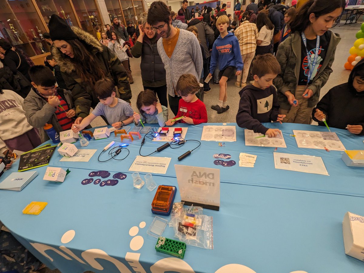 We just met the #nextgen of #stem at @somervilleCity schoole Science Festival 😁 🔭🧪 oh what a 🧬 fun-filled night!