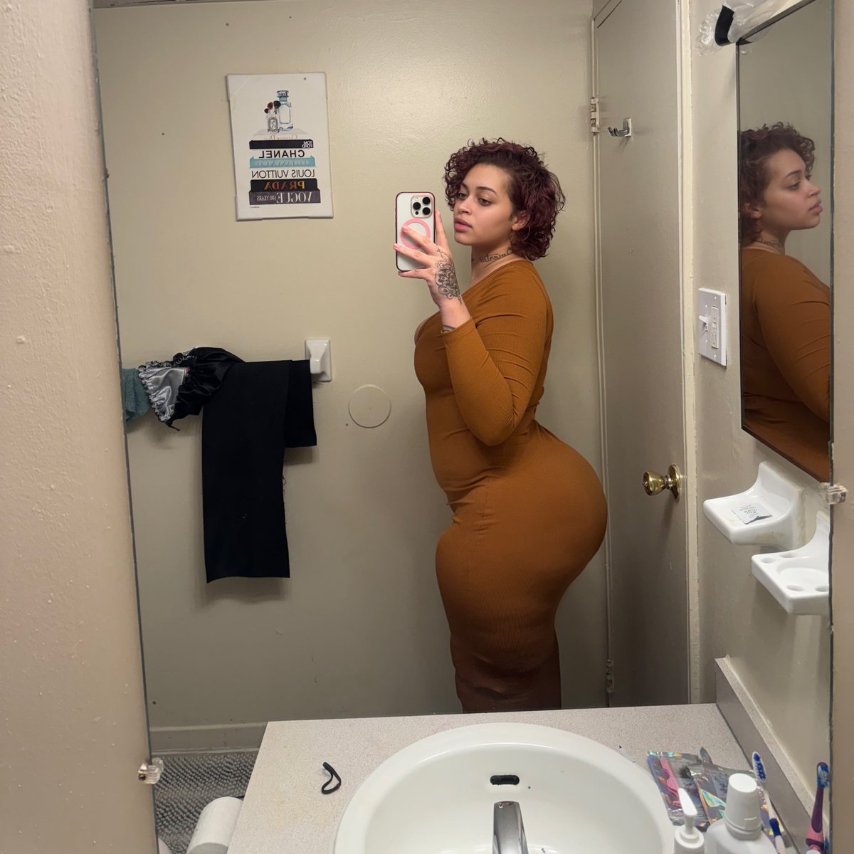 iamkeyali's tweet image. Excuse my leg brace 🦿